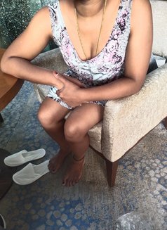 Sandhya Chennai Tamil marriagd girl cam - Intérprete de adultos in Chennai Photo 5 of 5