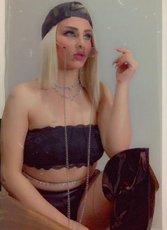 Sandi - escort in Beirut Photo 2 of 5