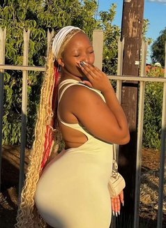 sandra - escort in Guangzhou Photo 2 of 4