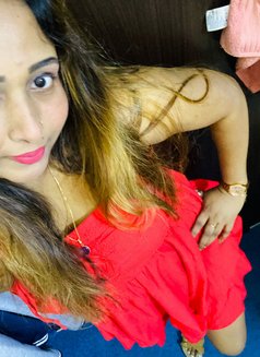 Sanduni - escort in Abu Dhabi Photo 2 of 5