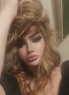Sandy - Transsexual escort in Beirut Photo 3 of 11