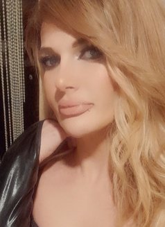 Sandy - Transsexual escort in Beirut Photo 3 of 20