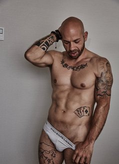 Santo Dragone - Male escort in Hong Kong Photo 8 of 10