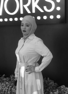 Sara - Intérprete de adultos in Muscat Photo 2 of 3