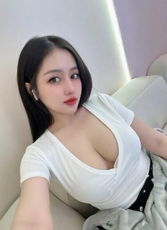 Sara - escort in Doha Photo 5 of 6