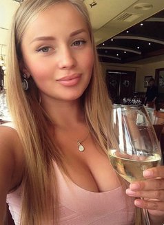 Sara HIGH CLASS - escort in Cannes Photo 2 of 10