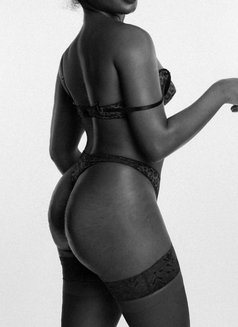 Anal babe 200$ - puta in Kampala Photo 2 of 4
