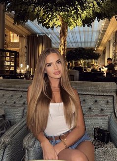 Sara - masseuse in London Photo 1 of 4