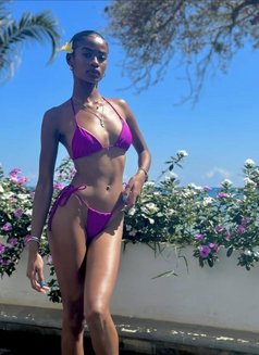 Sara - escort in Dubai Photo 2 of 6