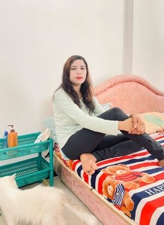 Sara Khan - puta in Muscat Photo 1 of 4