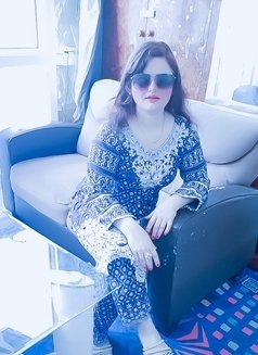 Sara Khan - escort in Muscat Photo 1 of 3
