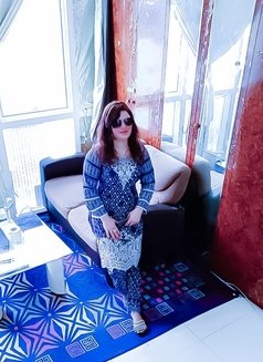 Sara Khan - puta in Muscat Photo 2 of 3
