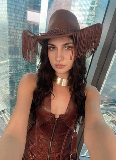 Sara - escort in Dubai Photo 2 of 5