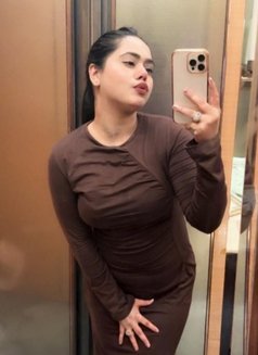 Sara - puta in Pune Photo 5 of 10