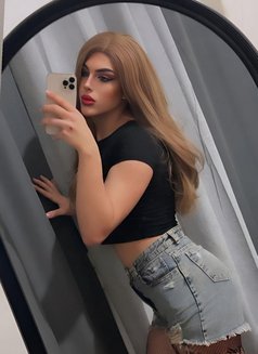 Sara - Transsexual escort in Beirut Photo 5 of 9