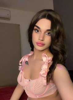 Sara - Transsexual escort in Beirut Photo 2 of 7