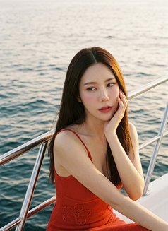 Sarah - escort in Seoul Photo 2 of 5