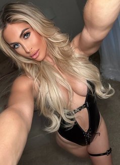Sarah - escort in London Photo 2 of 6