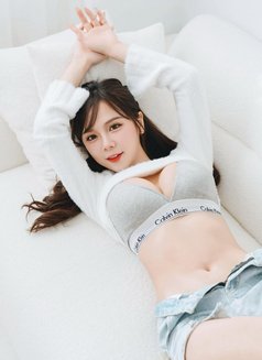 Sarah - puta in Guangzhou Photo 2 of 6