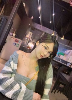 Sarah - puta in Guangzhou Photo 4 of 6