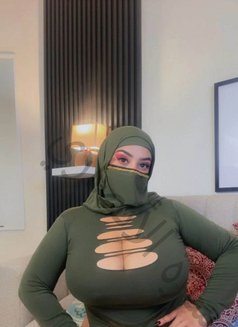 Sarah - escort in Doha Photo 2 of 4