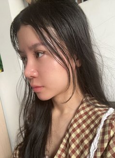 Sarah - escort in Manila Photo 1 of 3