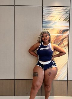 Sarah - escort in Kuwait Photo 2 of 3