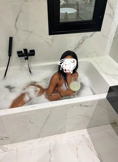 Sarah - escort in Muscat Photo 1 of 5