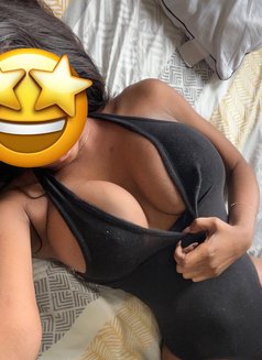 Sarah - puta in Muscat Photo 10 of 10