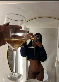 Sarah - escort in Muscat Photo 8 of 9