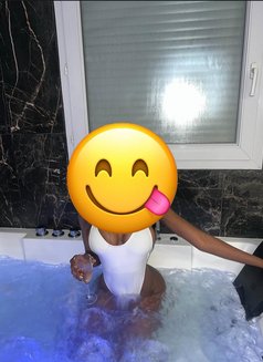 Sarah - puta in Muscat Photo 7 of 10