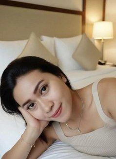 Sarah - escort in Singapore Photo 1 of 5