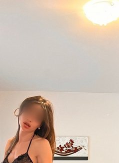 Sarah - escort in Singapore Photo 9 of 11