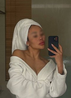 Sarah - escort in Dubai Photo 2 of 9