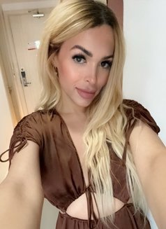 Sarah perfect face and body! - Transsexual escort in Dubai Photo 26 of 29