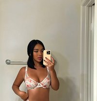 Sarah - puta in Sydney Photo 1 of 3