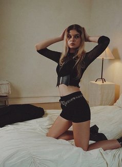 Sarah - puta in Dubai Photo 1 of 13