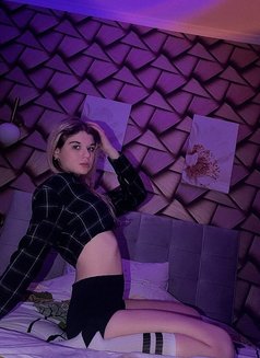 Sarah - puta in Dubai Photo 5 of 13