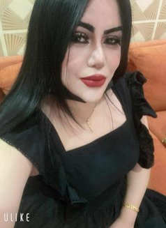 Sarah - escort in Muscat Photo 2 of 6