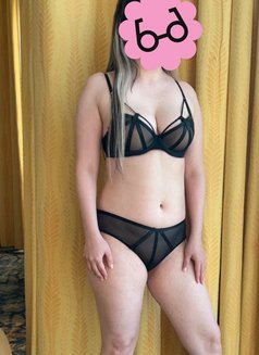 Sarah - puta in Muscat Photo 4 of 7