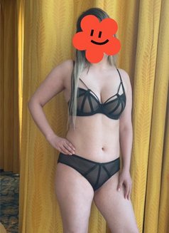 Sarah - puta in Muscat Photo 5 of 7