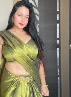 Sarika - puta in Lucknow Photo 1 of 2