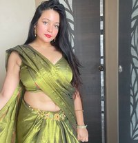 Sarika - puta in Lucknow Photo 1 of 2