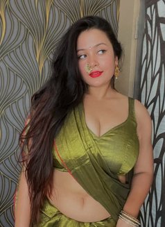 Sarika - puta in Lucknow Photo 2 of 2