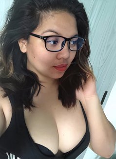 Sasa - puta in Abu Dhabi Photo 1 of 3