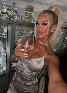 Savage Barbie - puta in Dubai Photo 1 of 13