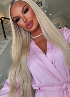 Savage Barbie - puta in Dubai Photo 10 of 13