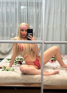 Scarlet - escort in Dubai Photo 1 of 11