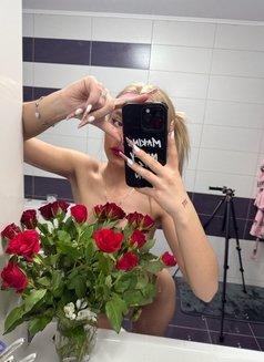 Scarlet - escort in Dubai Photo 8 of 11