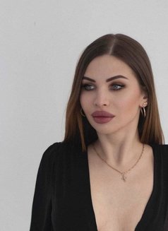 Scarlet - puta in Beirut Photo 5 of 7